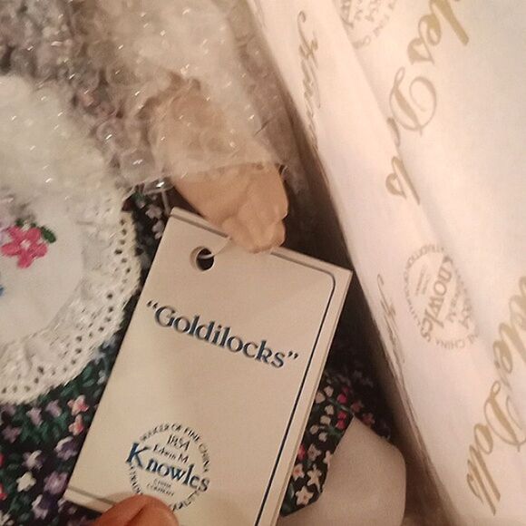 GOLDILOCKS 15" porcelain doll NIB COMPLETE AND ORIGINAL PACKAGING - Picture 6 of 9